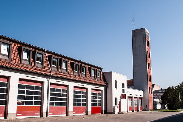 Feuerwehrhaus mit Schlauchturm