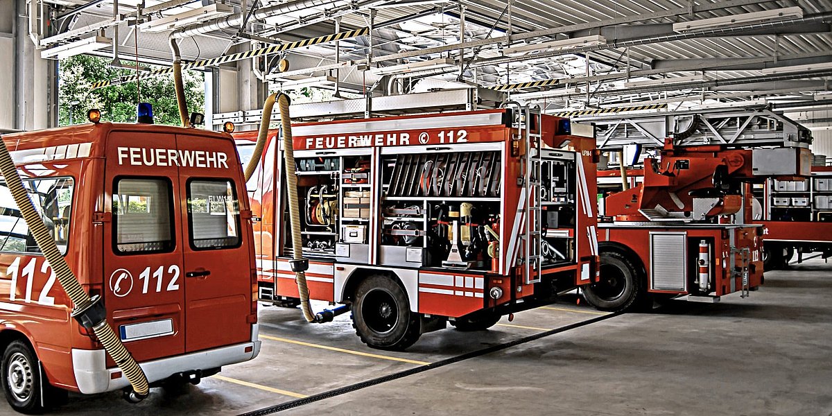 Feuerwehrfahrzeuge in der Fahrzeughalle
